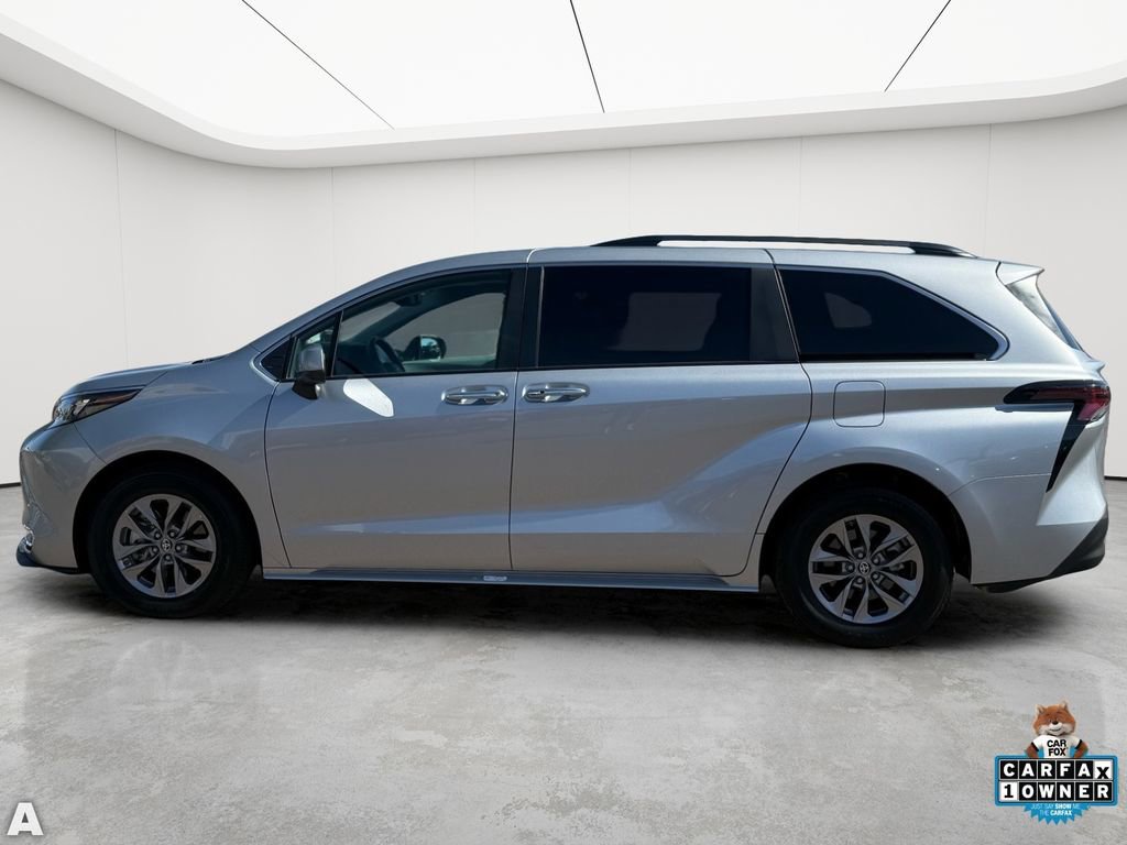 Used 2024 Toyota Sienna XLE FWD image 3