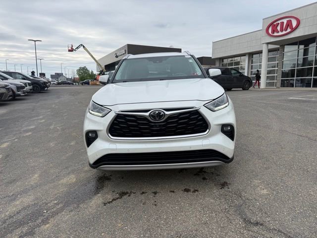 Used 2021 Toyota Highlander Platinum AWD/4WD image 2