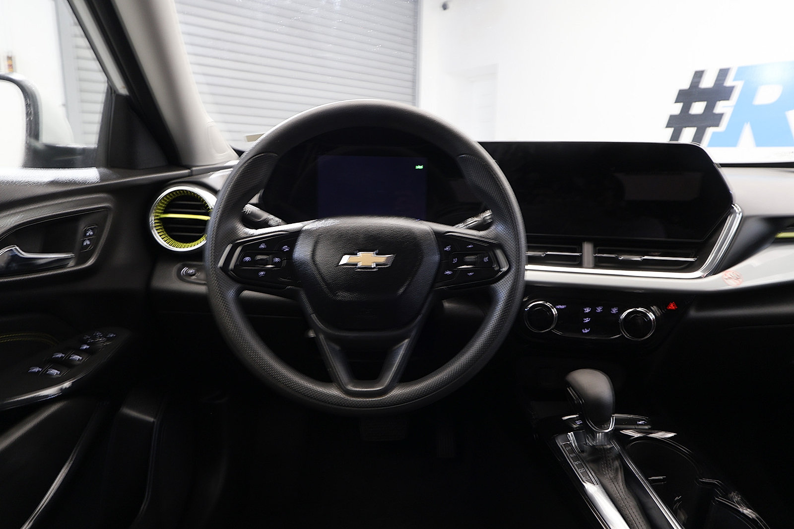 Used 2025 Chevrolet Trax LT FWD image 20