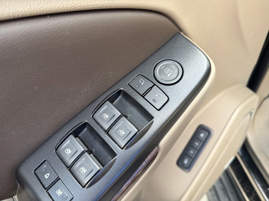 Used 2018 Chevrolet Suburban LT RWD image 18