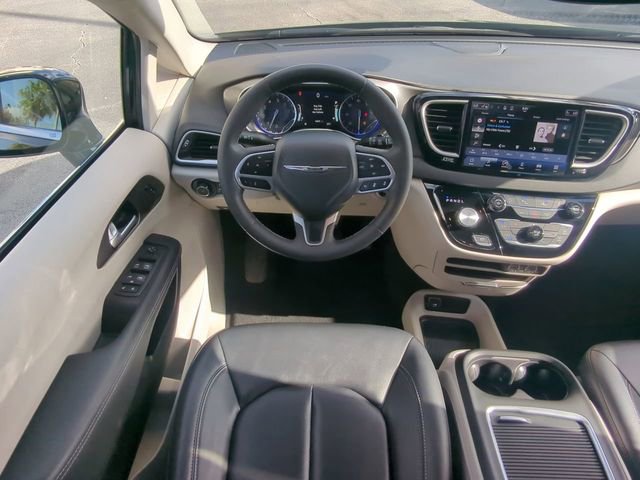 Used 2024 Chrysler Pacifica Touring-L image 20