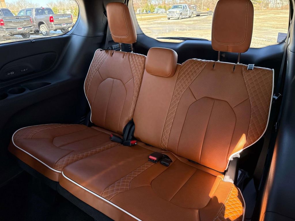 New 2026 Chrysler Pacifica Pinnacle FWD image 10