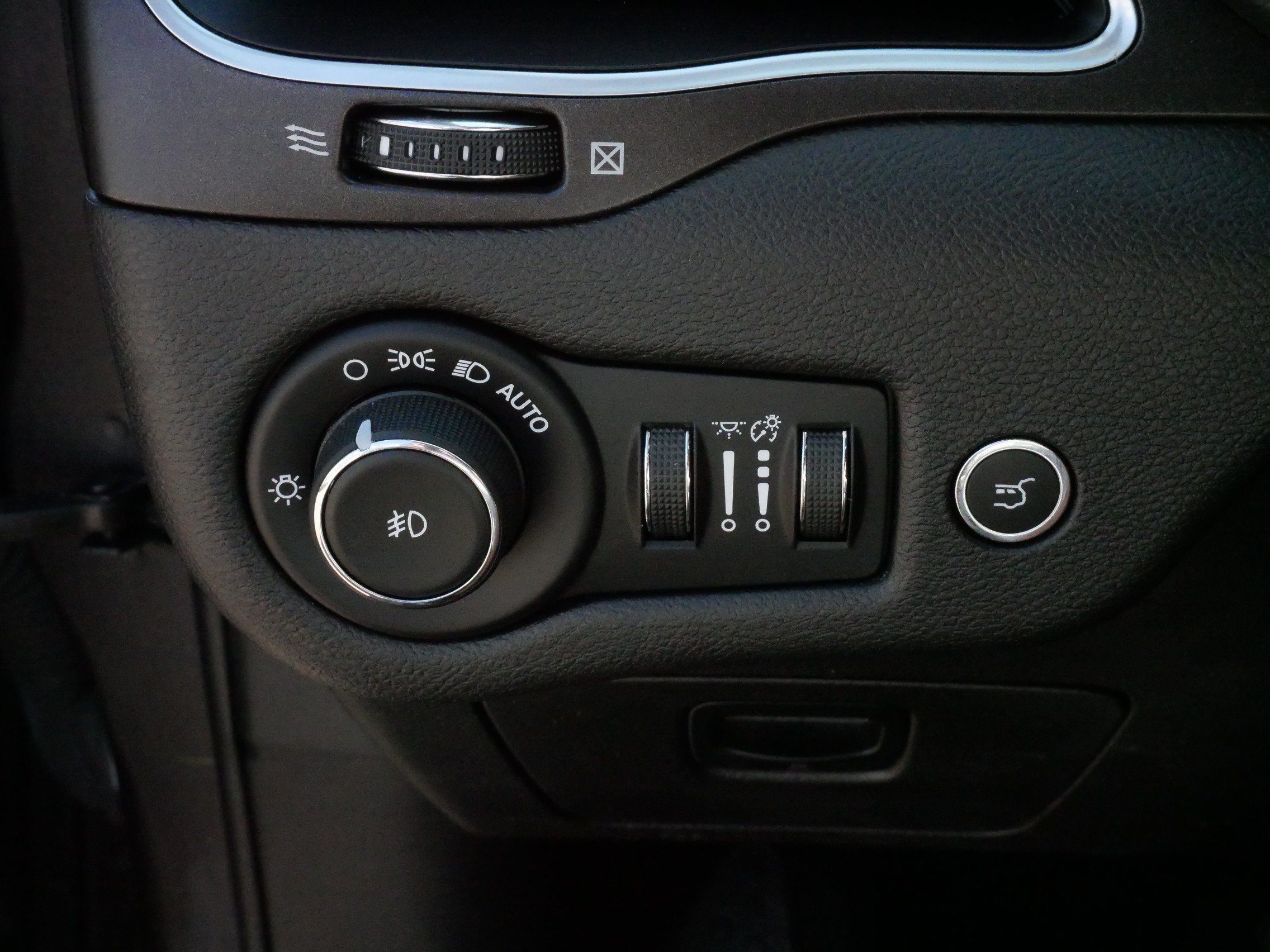 Used 2019 Jeep Cherokee Trailhawk AWD/4WD image 27