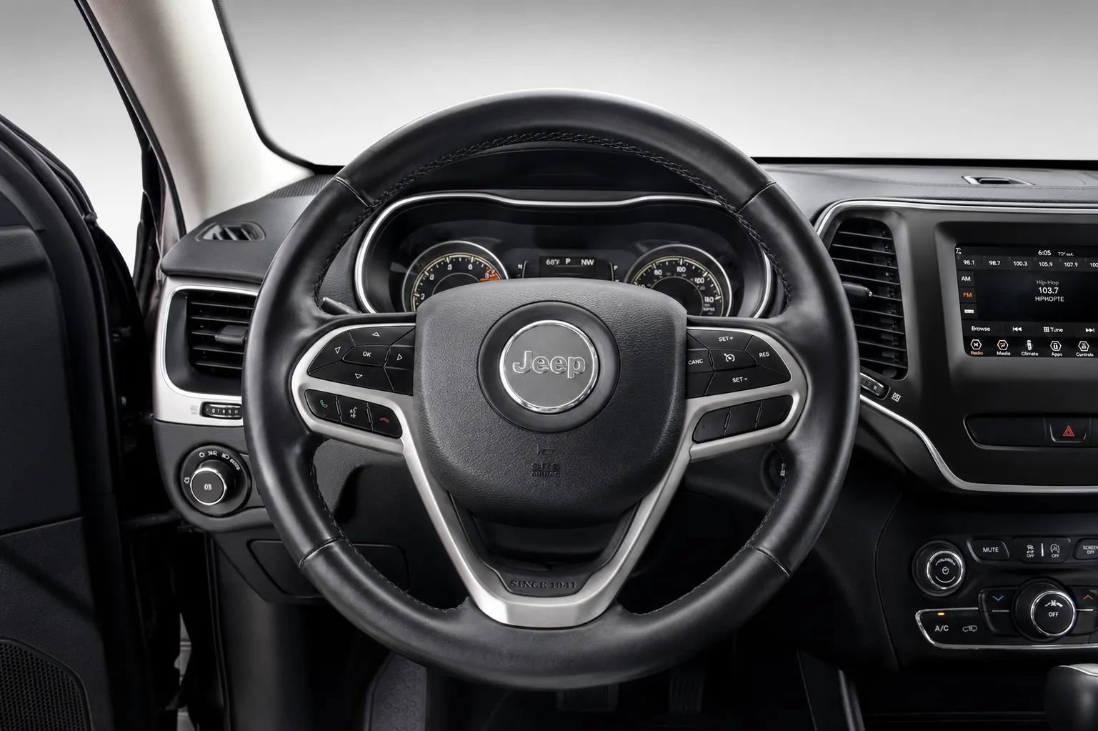 Used 2019 Jeep Cherokee Latitude Plus AWD/4WD image 11