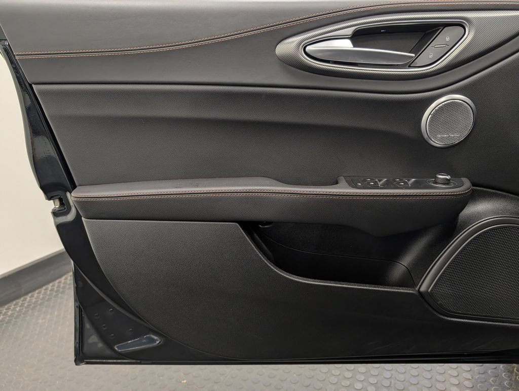 Used 2025 Alfa Romeo Giulia AWD w/ Driving Assist Package image 8