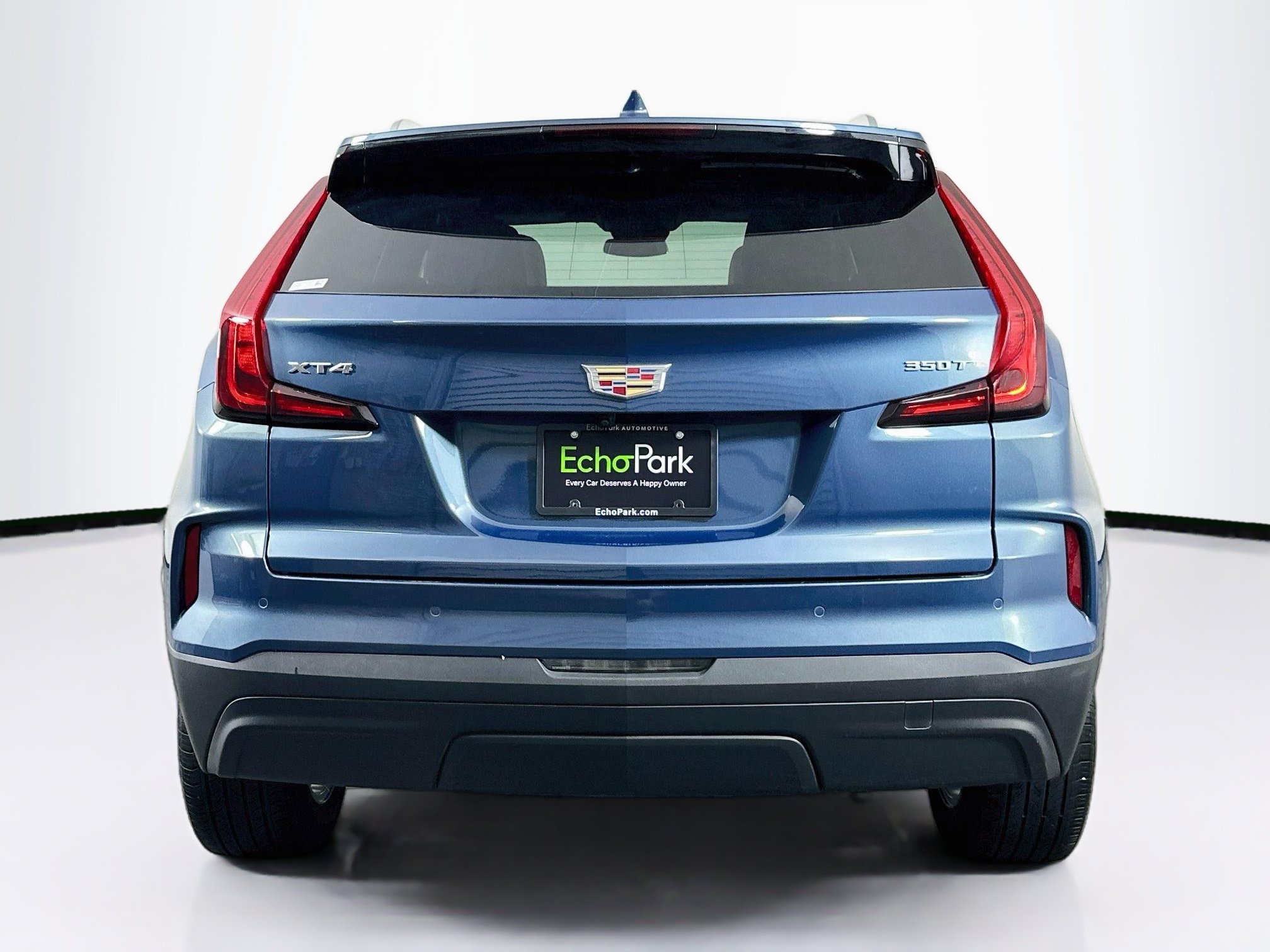 Used 2024 Cadillac XT4 Luxury w/ Cold Weather Package FWD image 7