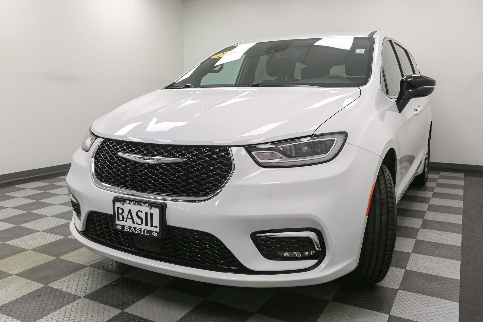 Used 2025 Chrysler Pacifica Select image 4