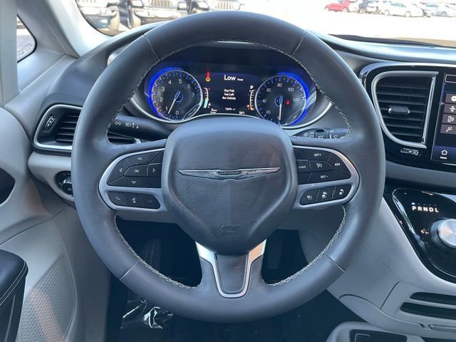 Used 2023 Chrysler Pacifica Touring-L FWD image 16
