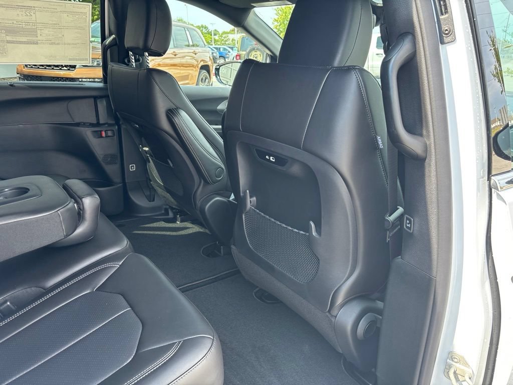 New 2027 Chrysler Pacifica Select FWD image 19