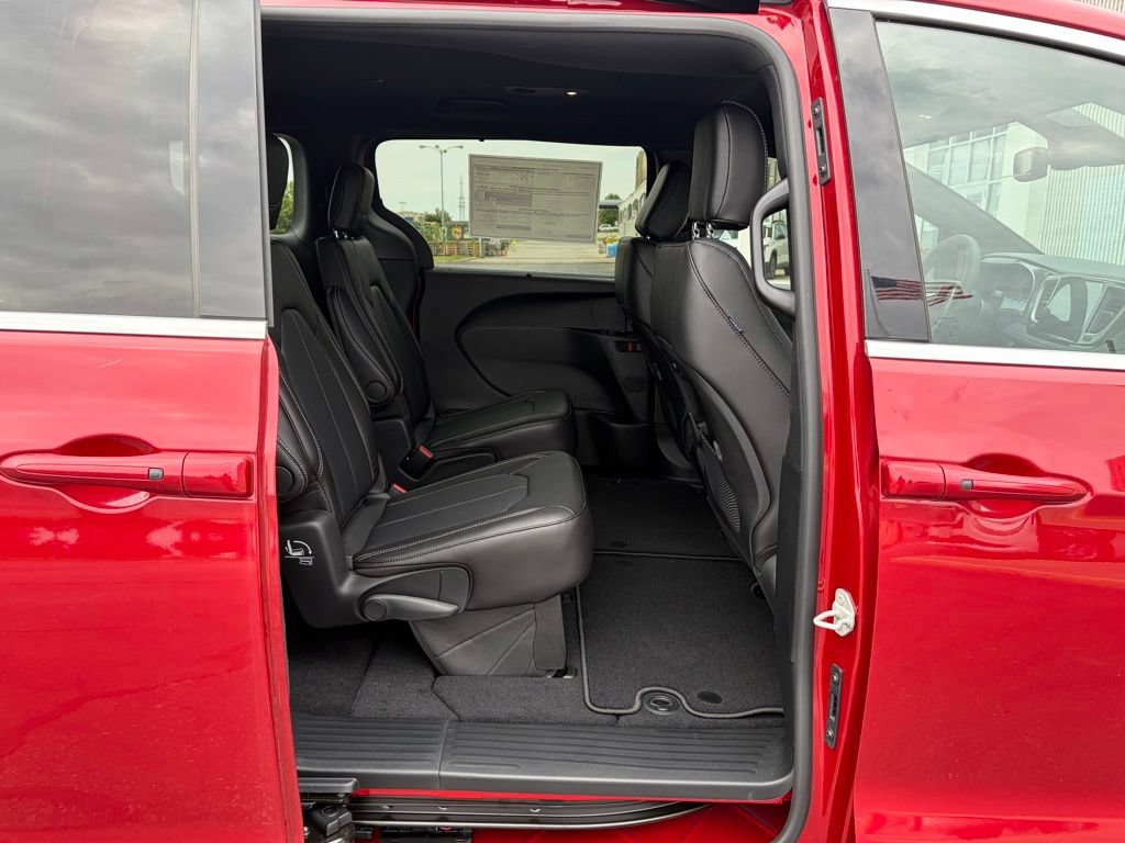 New 2026 Chrysler Pacifica Select AWD/4WD image 16