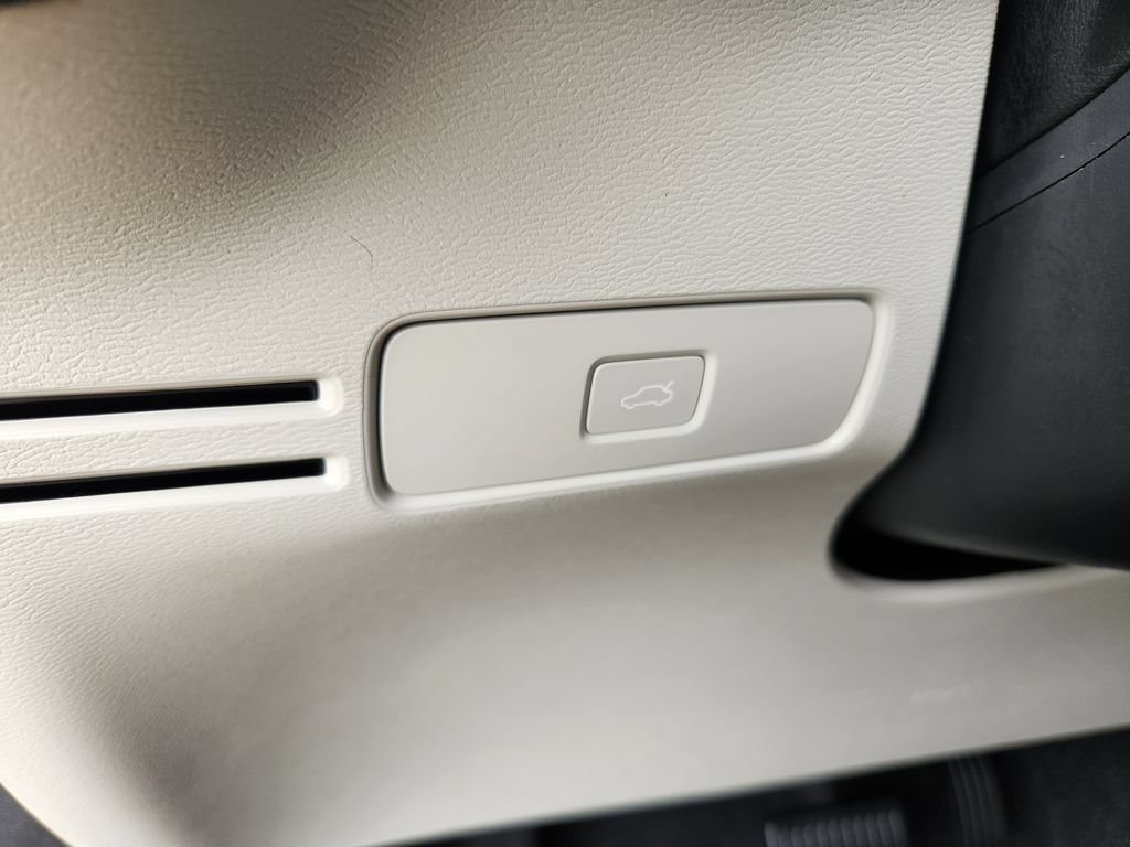 Certified 2025 Volvo XC40 B5 Plus AWD/4WD image 18