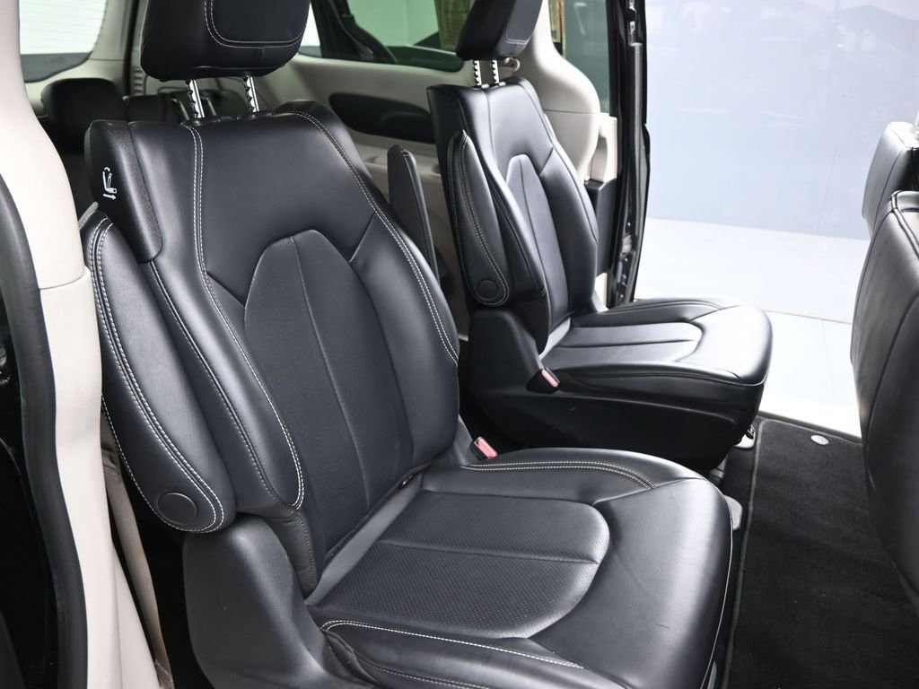 Used 2023 Chrysler Pacifica Touring-L image 24