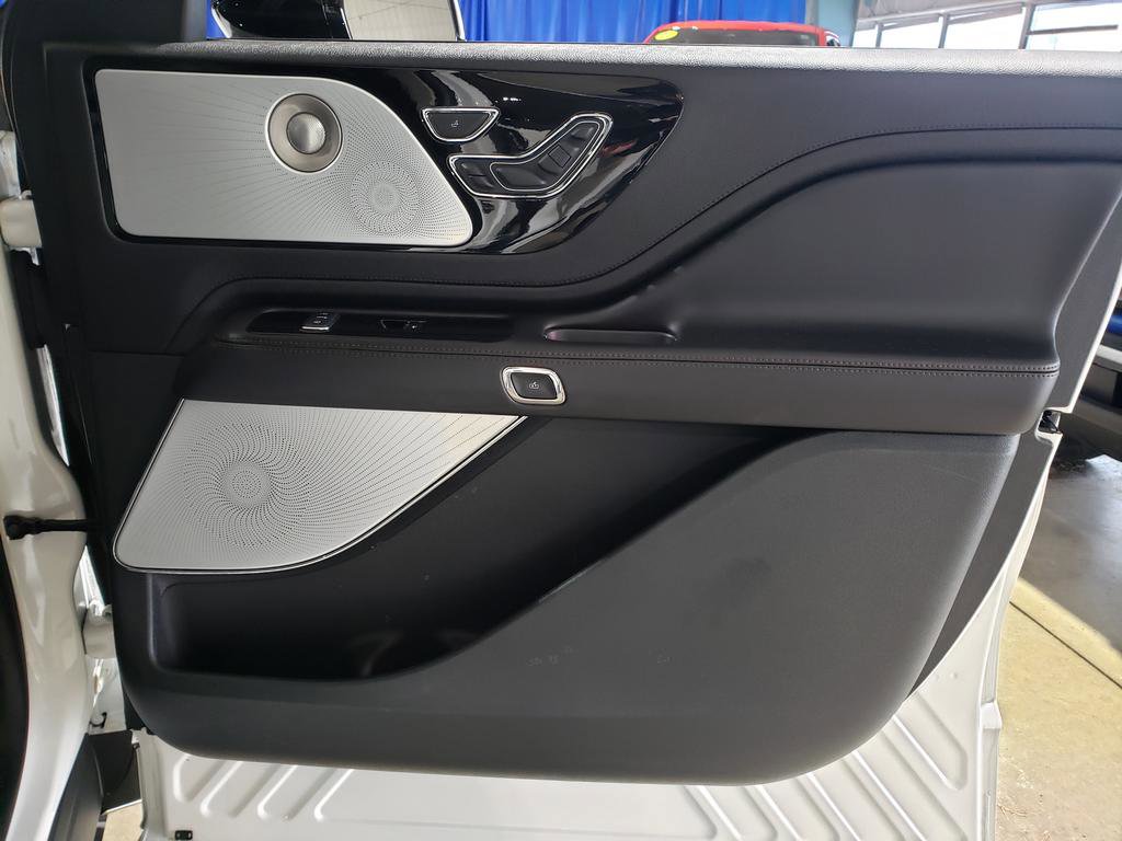 Used 2024 Lincoln Aviator Reserve w/ Equipment Group 201A image 19