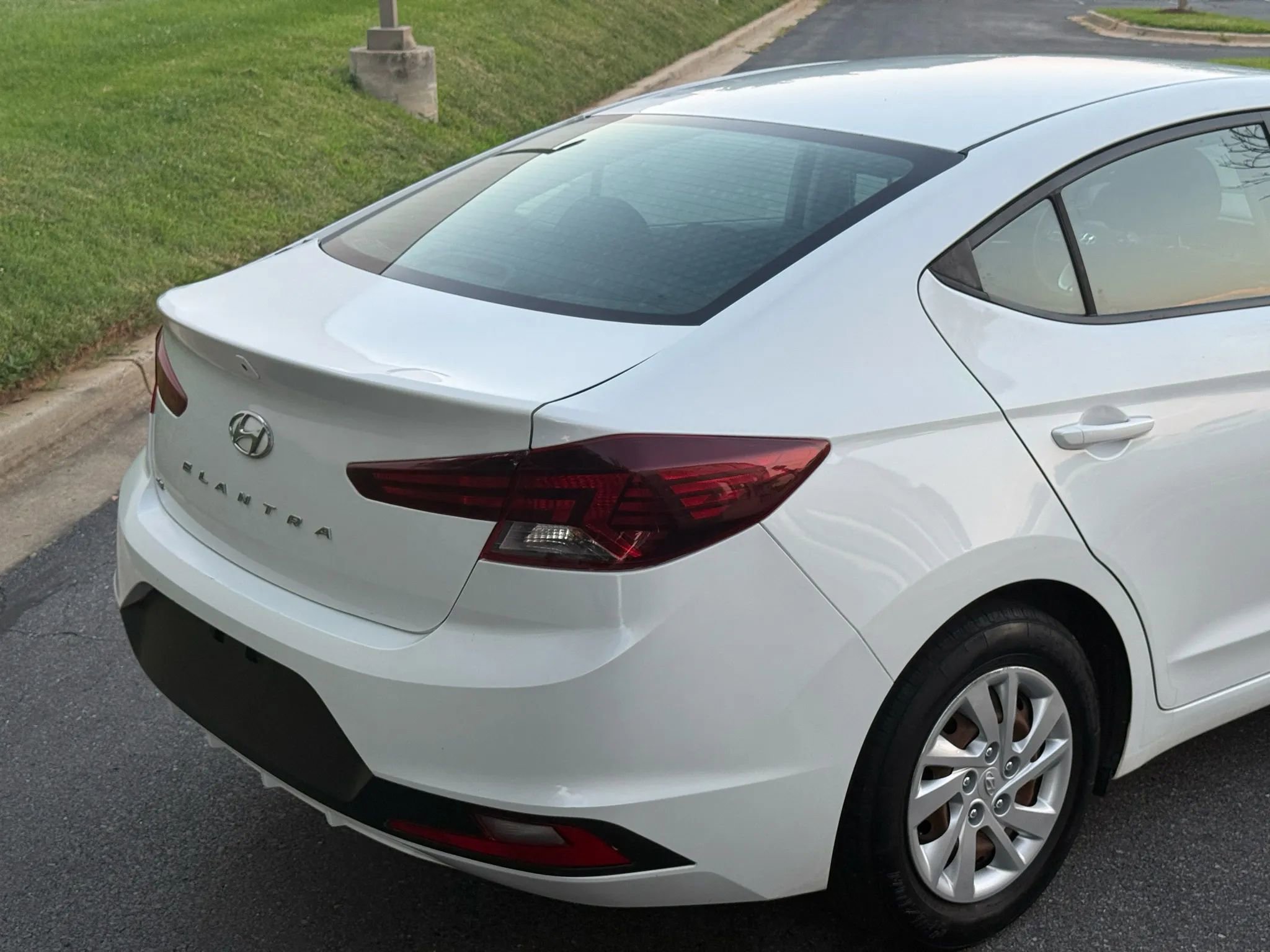 Used 2019 Hyundai Elantra SE image 4