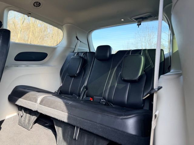 Used 2023 Chrysler Pacifica Touring-L image 26