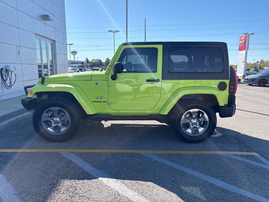 Used 2017 Jeep Wrangler Sahara w/ Connectivity Group AWD/4WD image 2