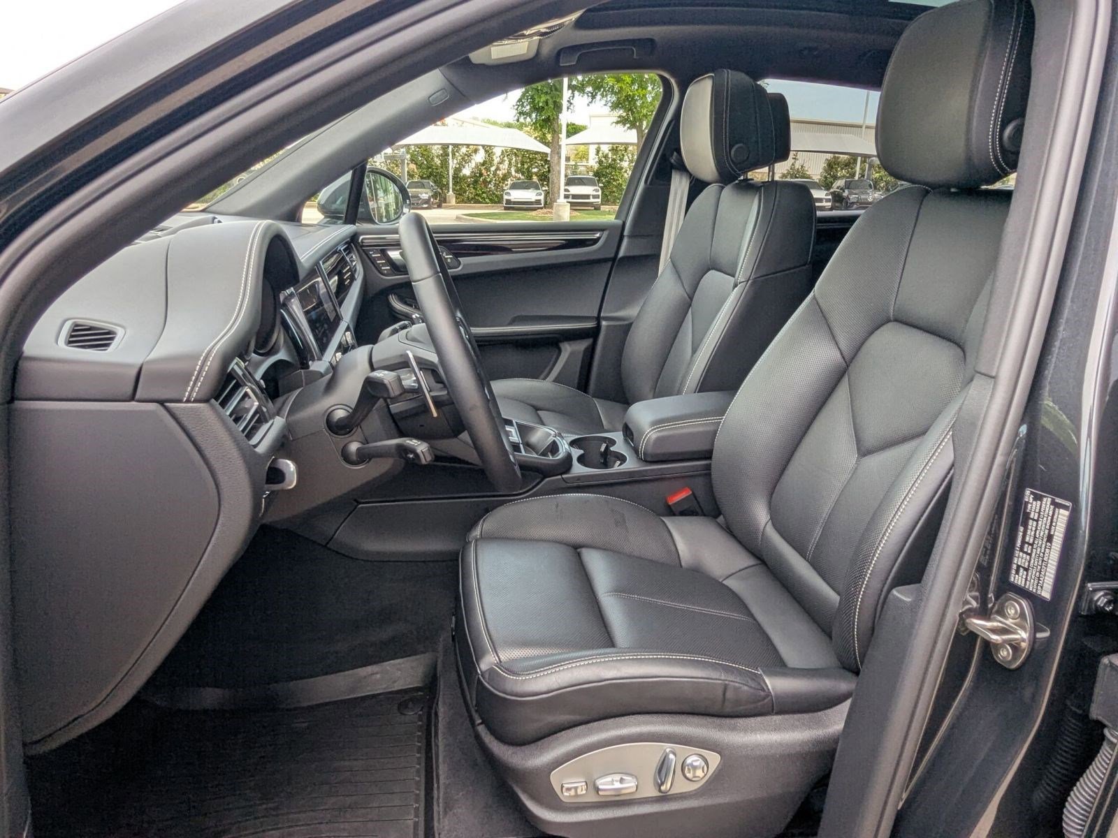 Certified 2026 Porsche Macan AWD/4WD image 5
