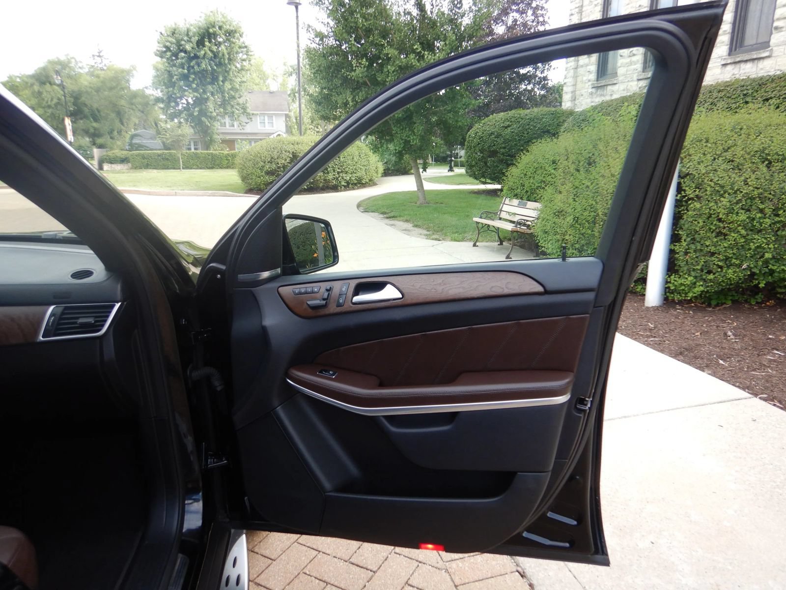 Used 2015 Mercedes-Benz GL 550 4MATIC image 17