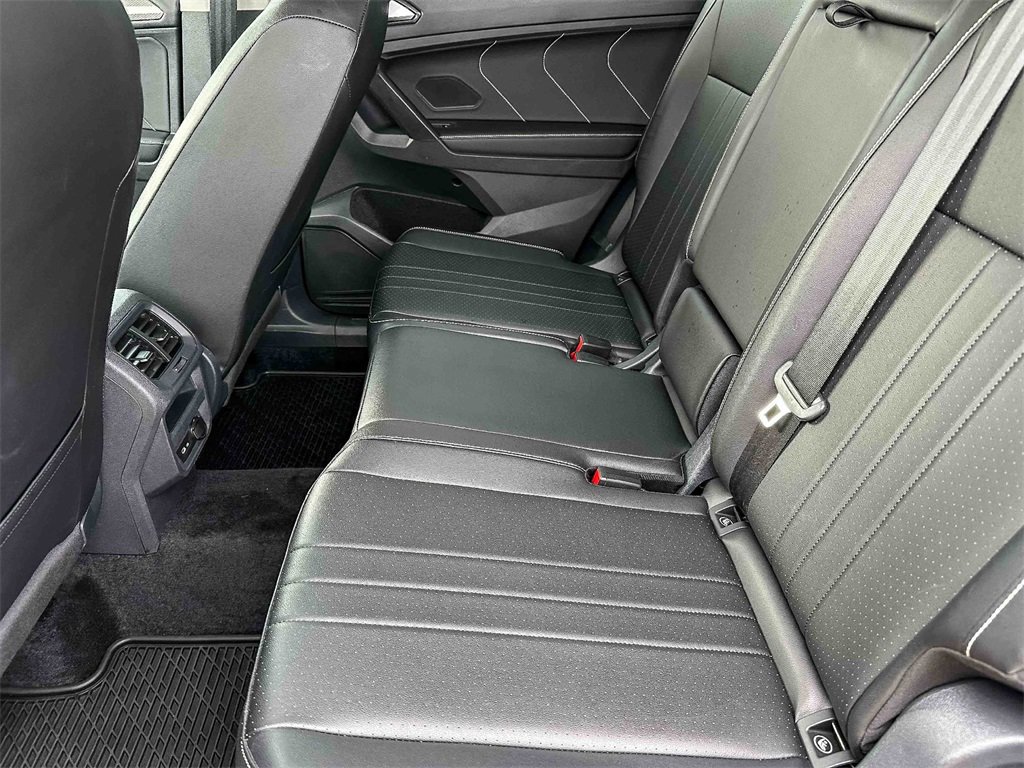Used 2024 Volkswagen Tiguan SE image 18