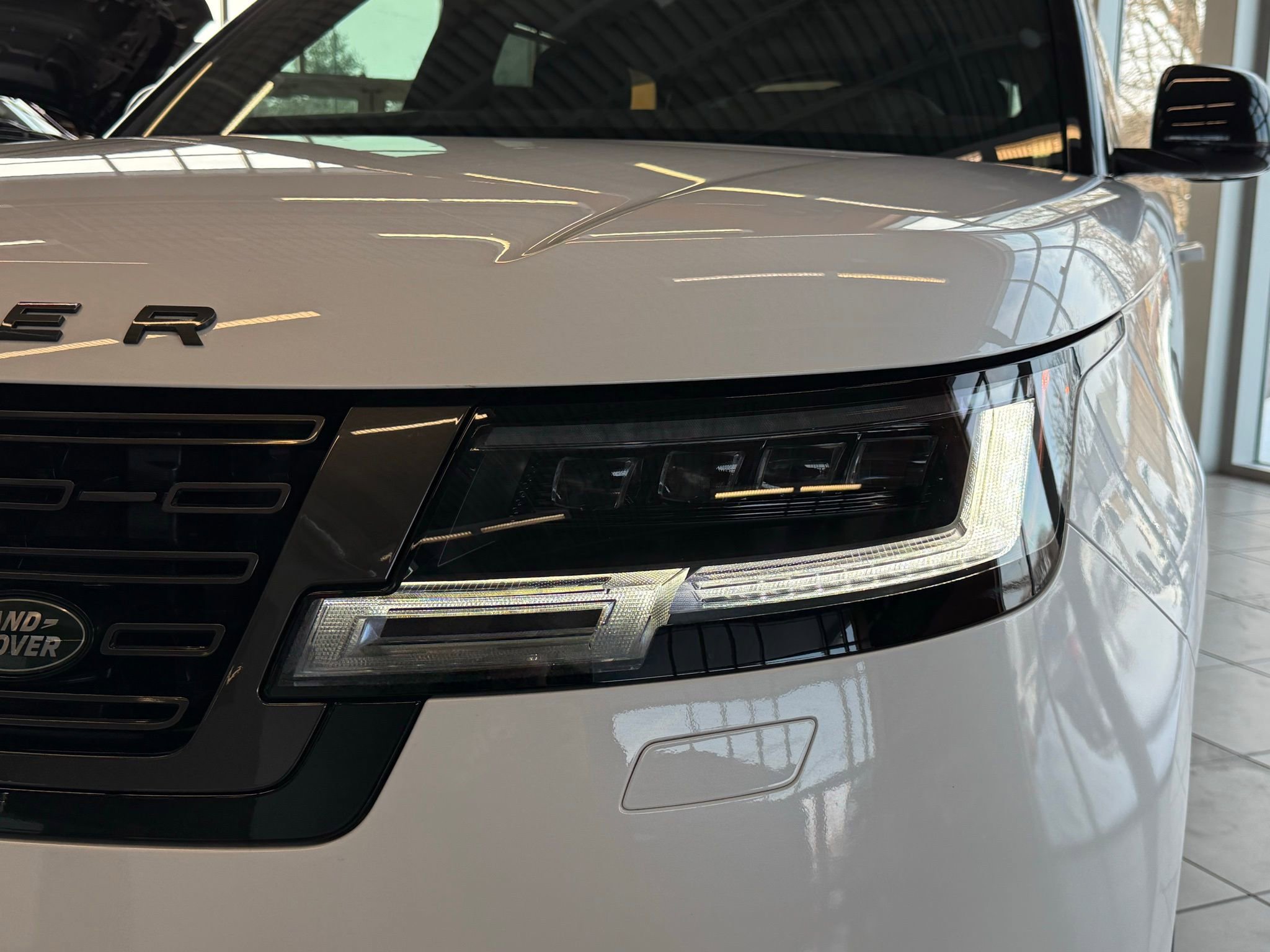 Used 2025 Land Rover Range Rover SE image 13