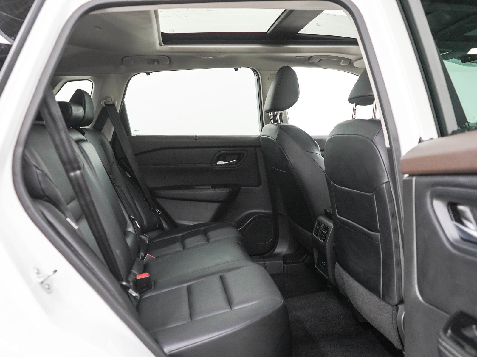 Used 2023 Nissan Rogue SV w/ SV Premium B Package AWD/4WD image 12