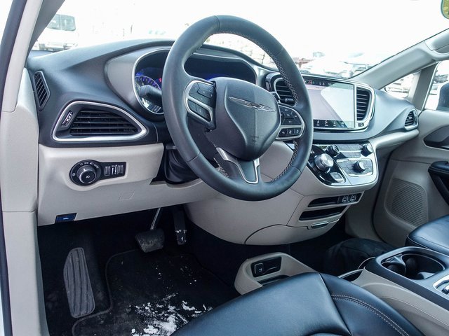 Used 2023 Chrysler Pacifica Touring-L image 2