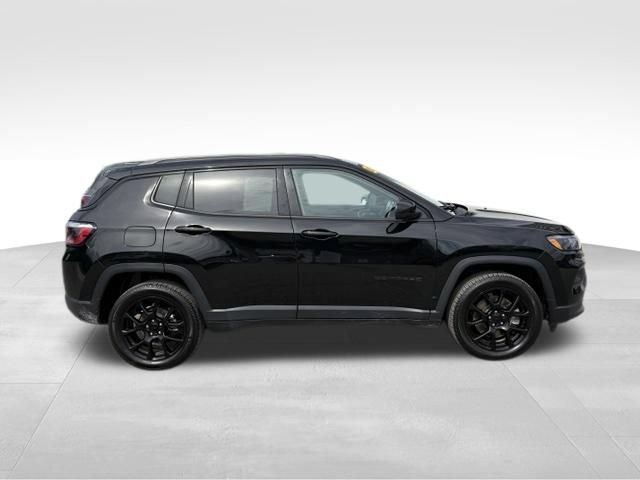 Used 2024 Jeep Compass Latitude w/ Convenience Group AWD/4WD image 9