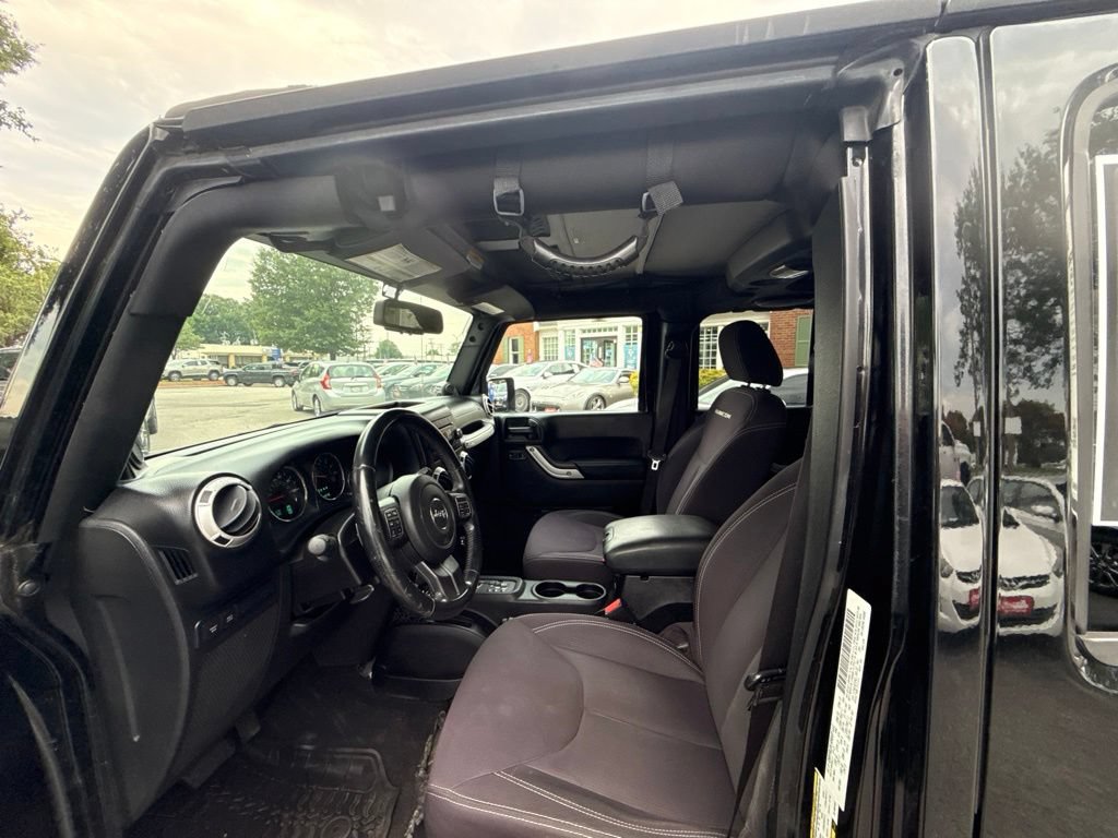 Used 2014 Jeep Wrangler Unlimited Rubicon w/ Connectivity Group AWD/4WD image 11