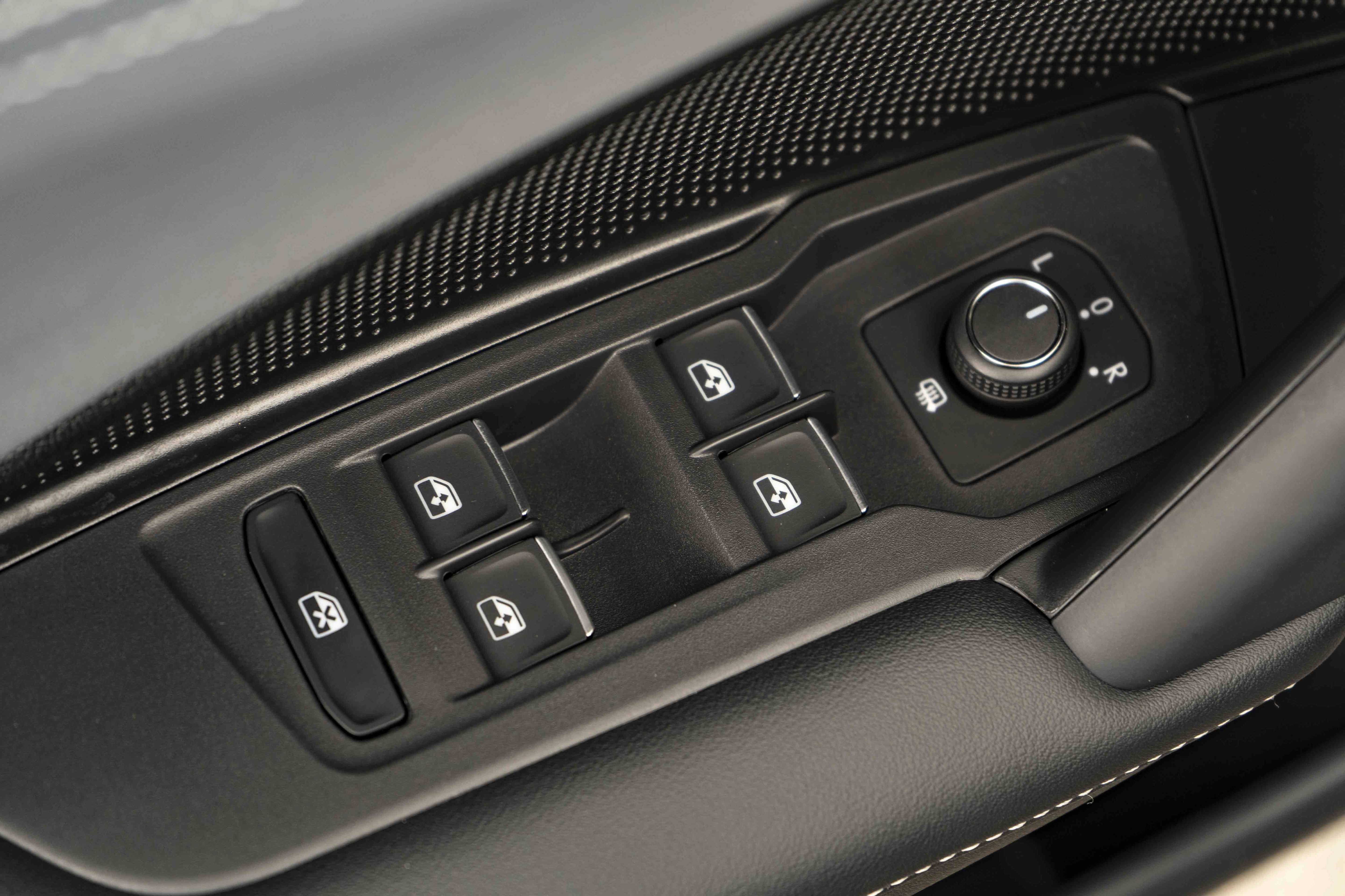 Certified 2026 Volkswagen Tiguan SE R-Line FWD image 32