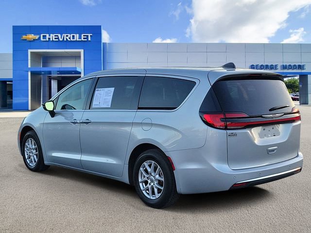 Used 2024 Chrysler Pacifica Touring-L image 3