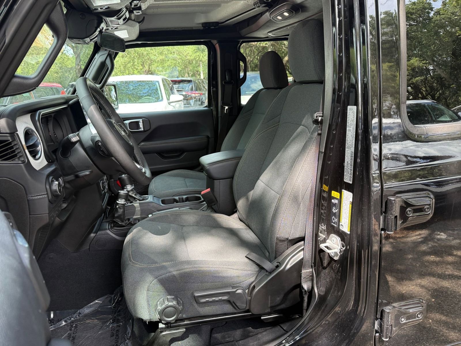 Used 2025 Jeep Wrangler Unlimited Sahara AWD/4WD image 34