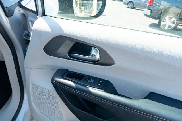 Used 2023 Chrysler Pacifica Touring-L FWD image 42