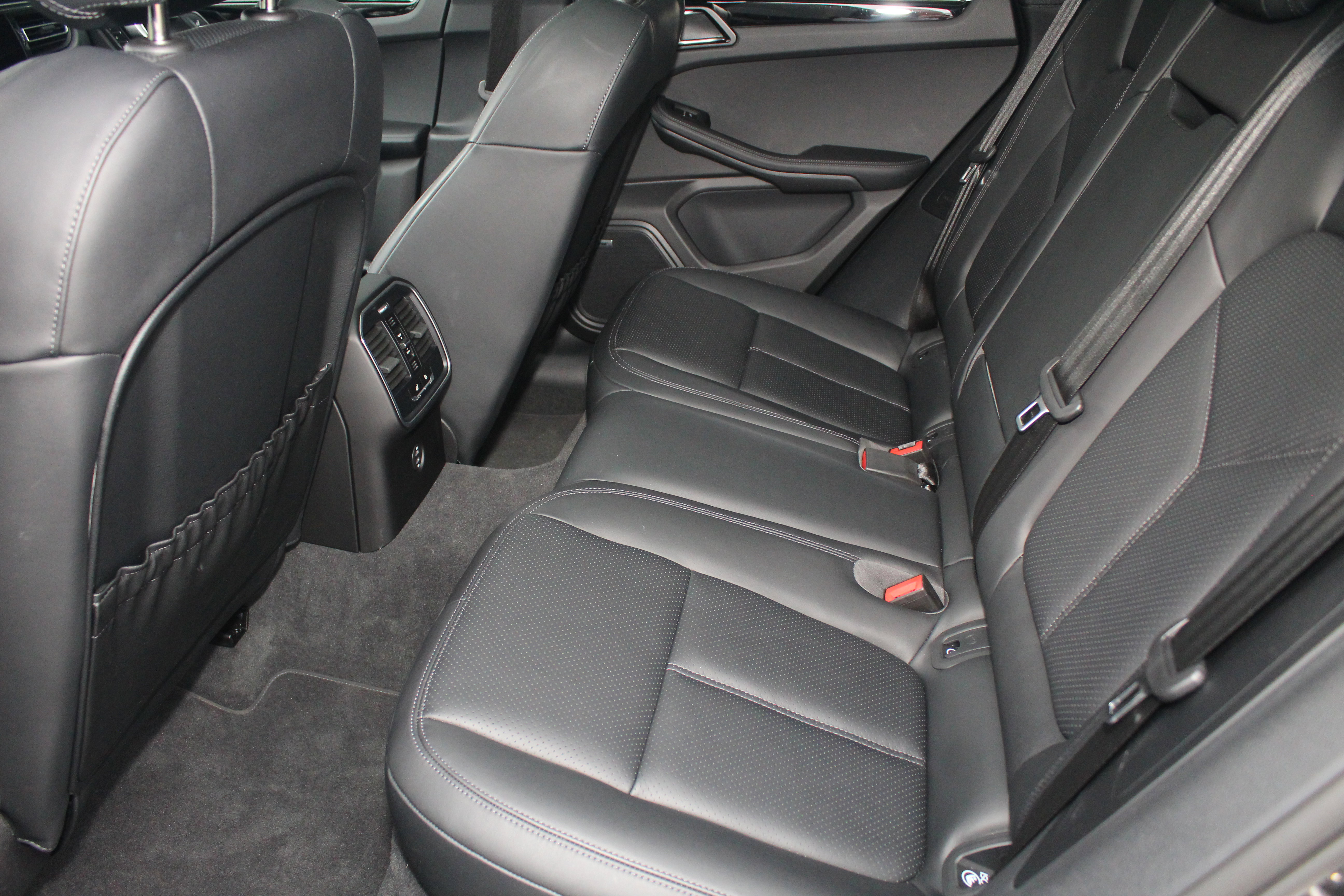 Certified 2025 Porsche Macan image 25