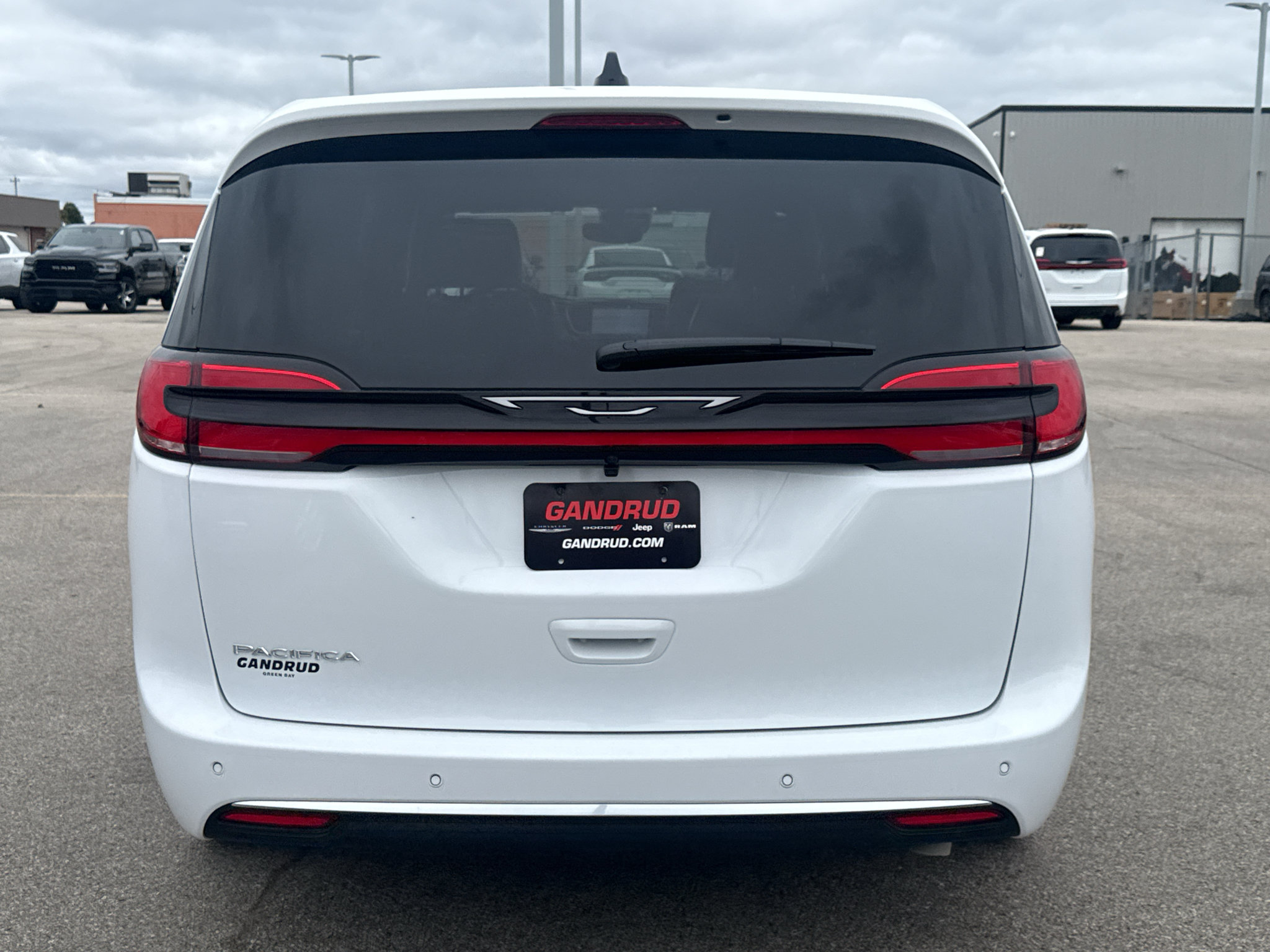 Used 2027 Chrysler Pacifica Select w/ Family Tech Group FWD image 3