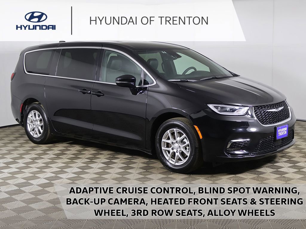 Used 2025 Chrysler Pacifica Select FWD image 1