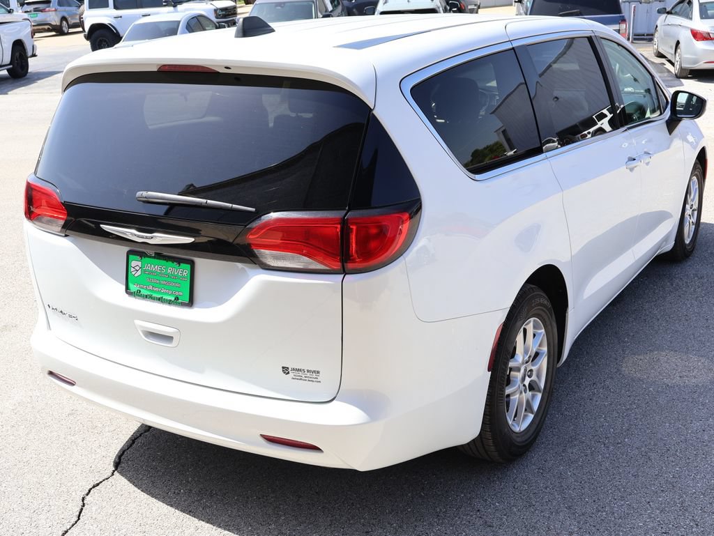 Used 2023 Chrysler Voyager LX FWD image 5