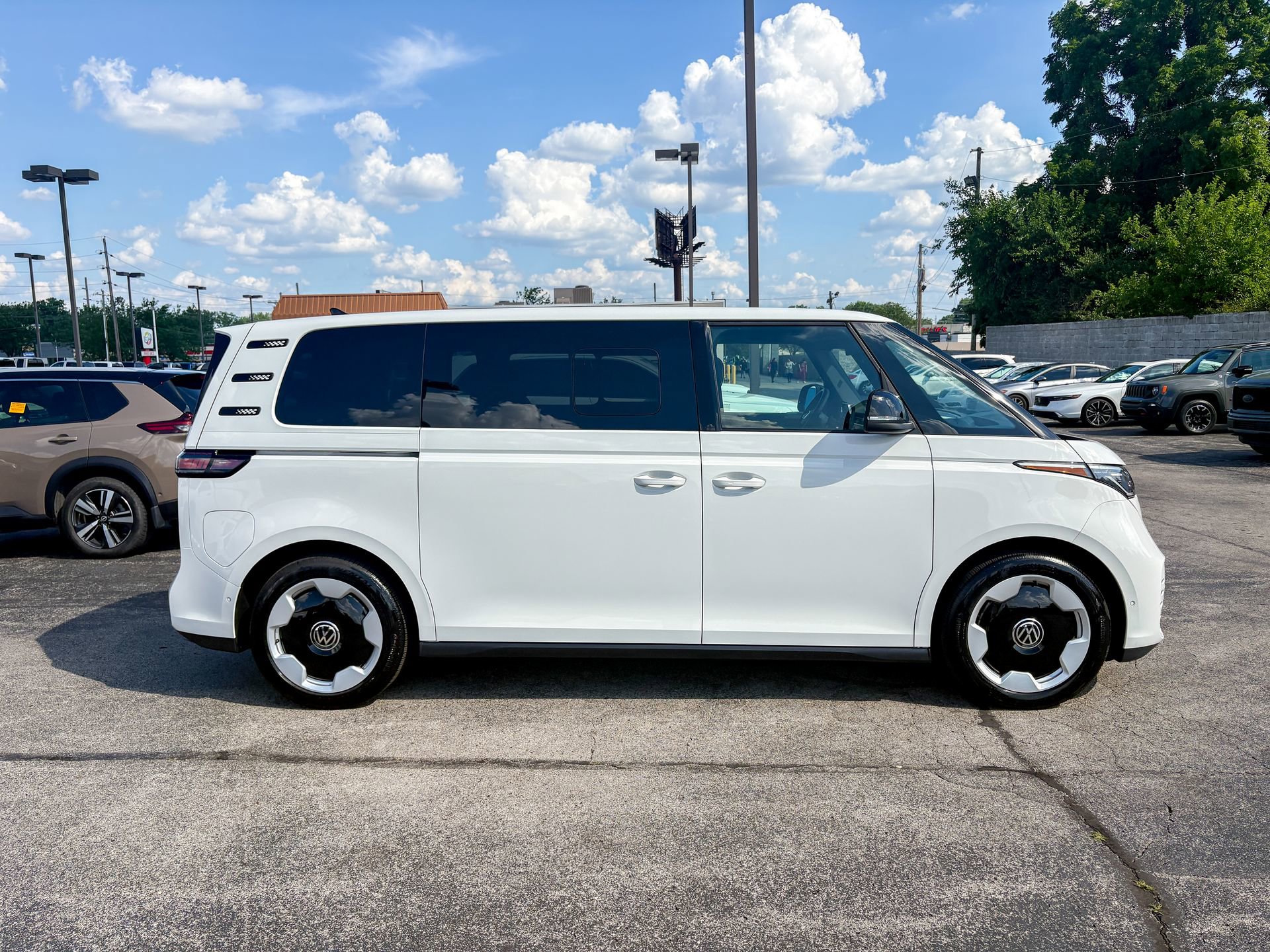 Used 2025 Volkswagen ID. Buzz Pro S RWD image 23