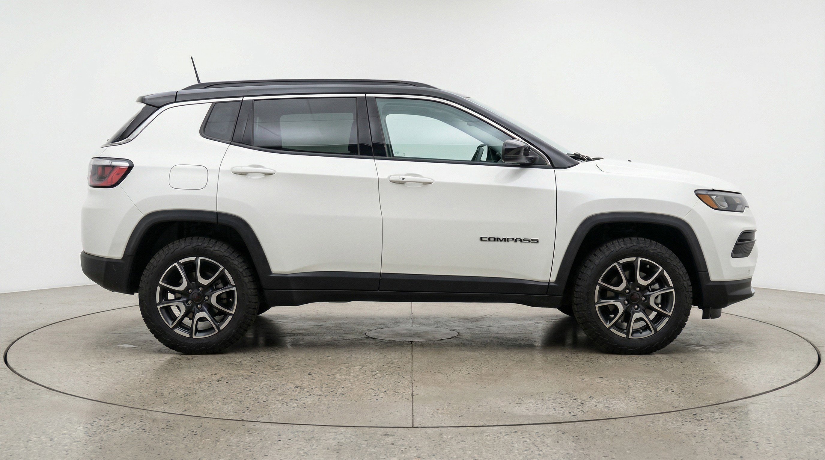 Used 2025 Jeep Compass Trailhawk AWD/4WD image 11