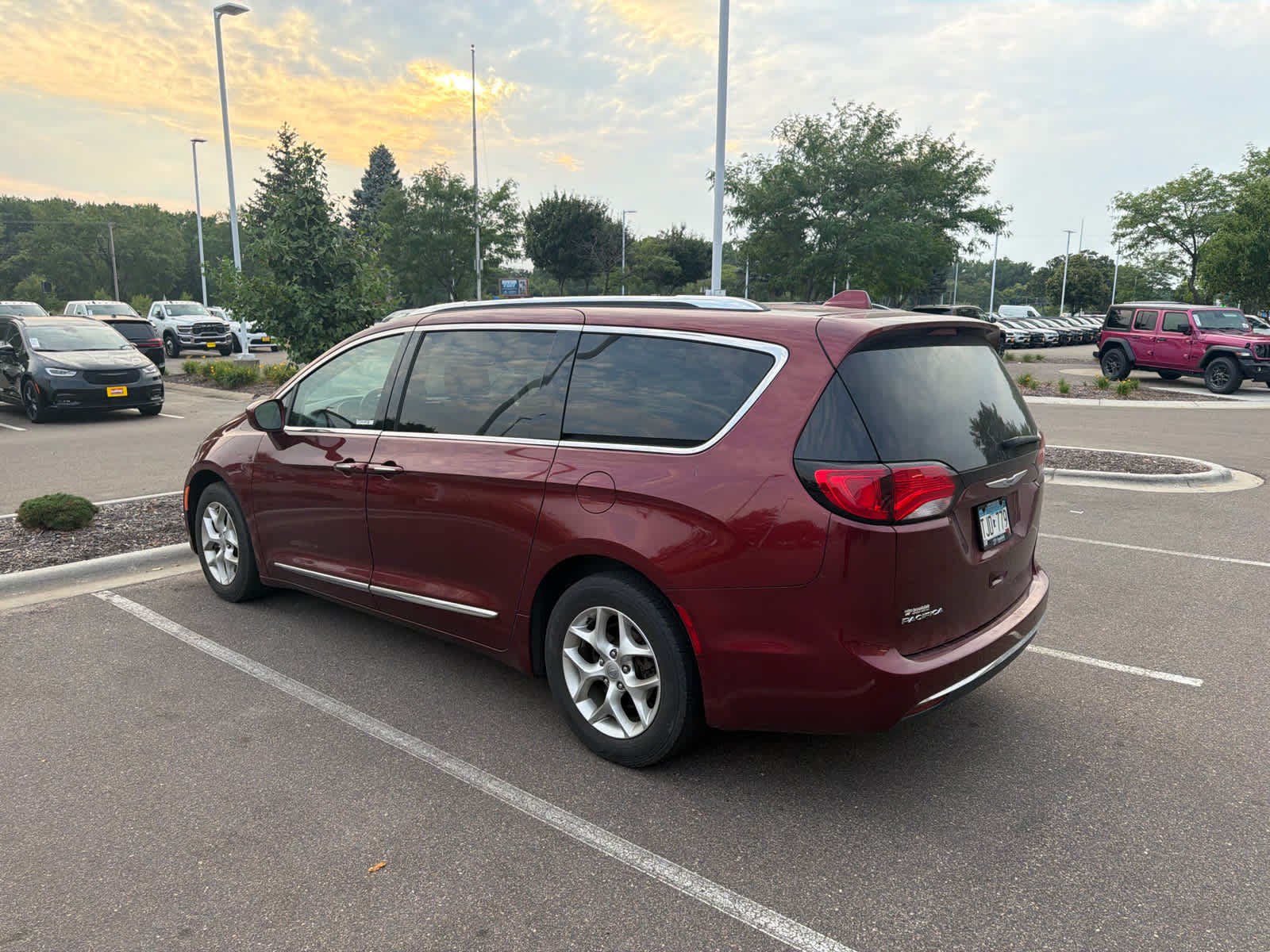 Used 2019 Chrysler Pacifica Touring-L w/ Tire & Wheel Group FWD image 6