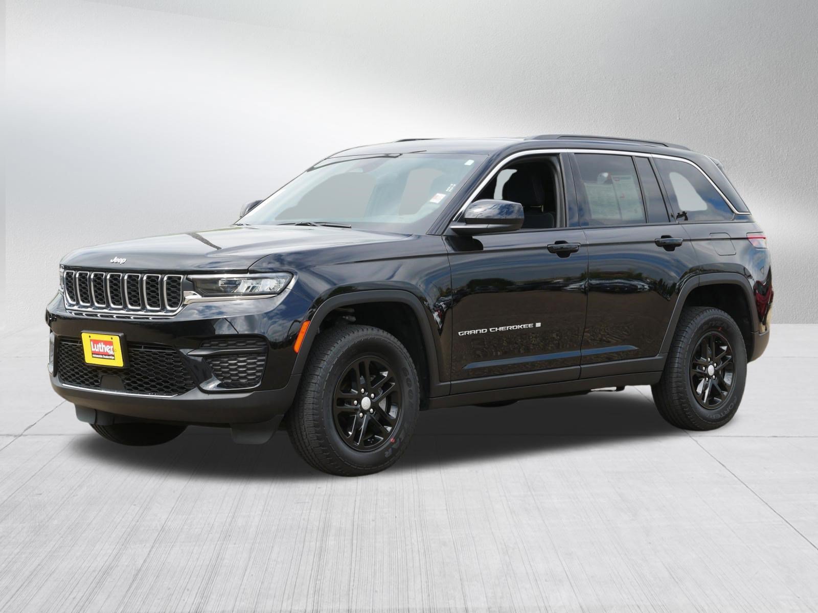 Used 2024 Jeep Grand Cherokee Laredo w/ Luxury Tech Group I AWD/4WD image 3