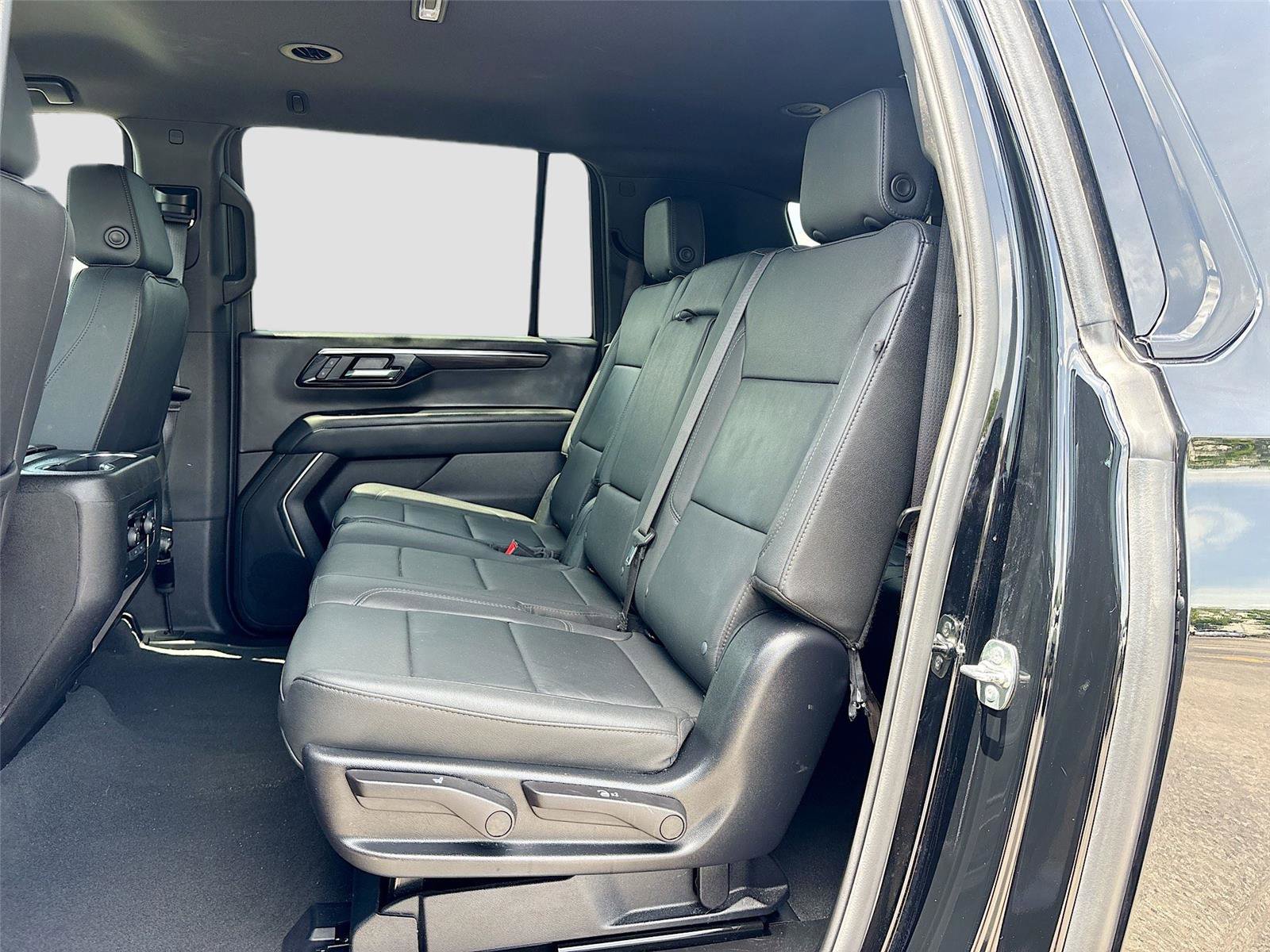 Used 2025 Chevrolet Suburban Z71 AWD/4WD image 24