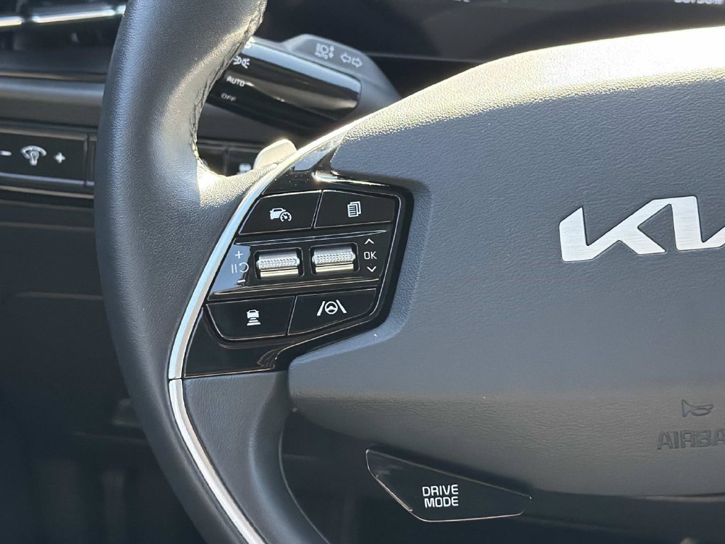 Used 2025 Kia Niro EX FWD image 8