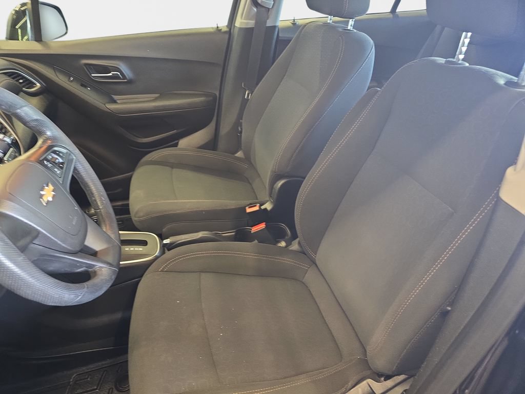 Used 2019 Chevrolet Trax LS AWD/4WD image 17