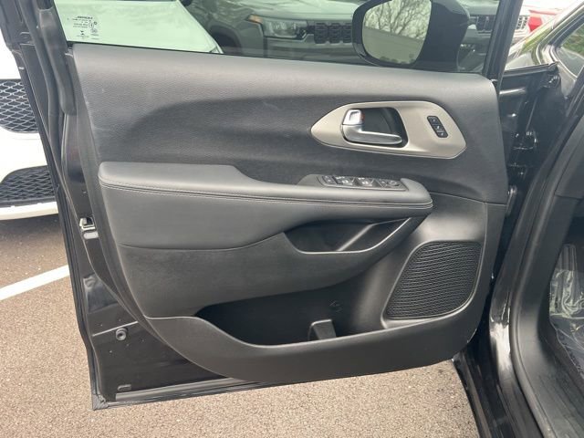 Used 2023 Chrysler Pacifica Limited w/ S Appearance Package AWD/4WD image 4