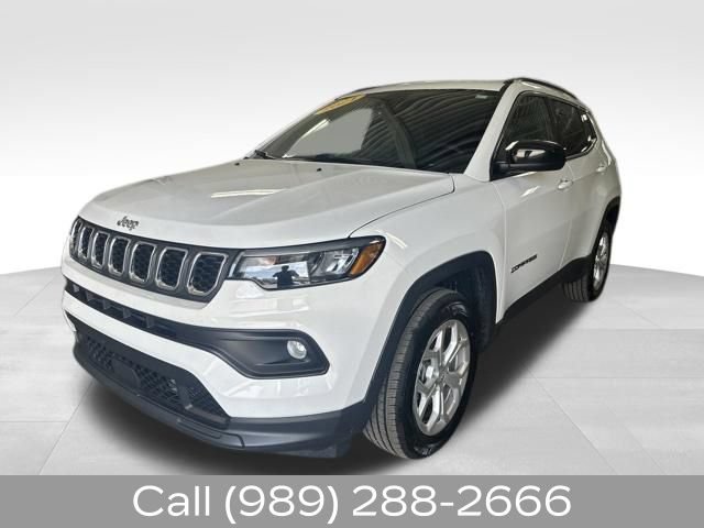 Used 2024 Jeep Compass Latitude AWD/4WD image 3