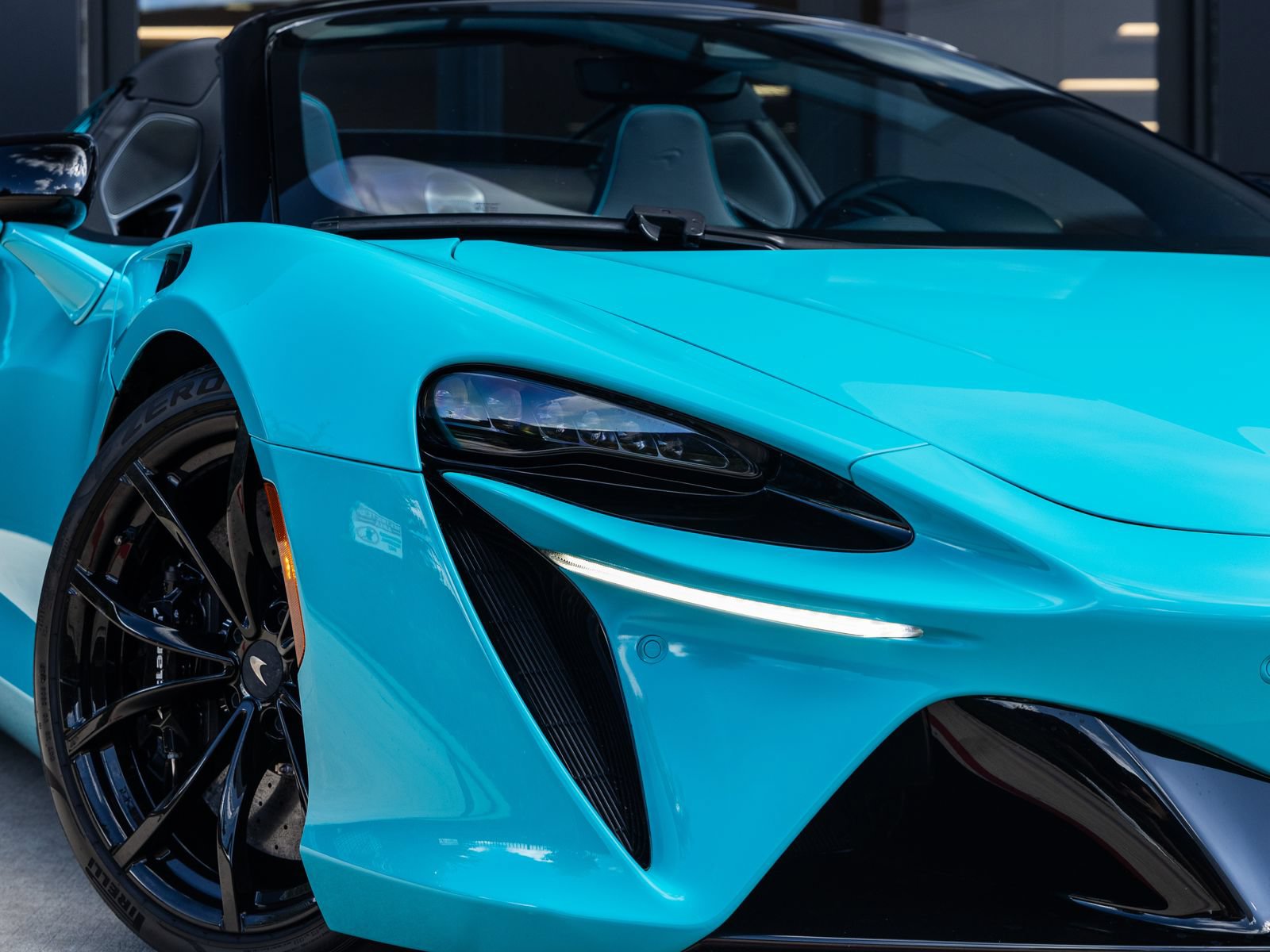 Used 2025 McLaren Artura Spider RWD image 19