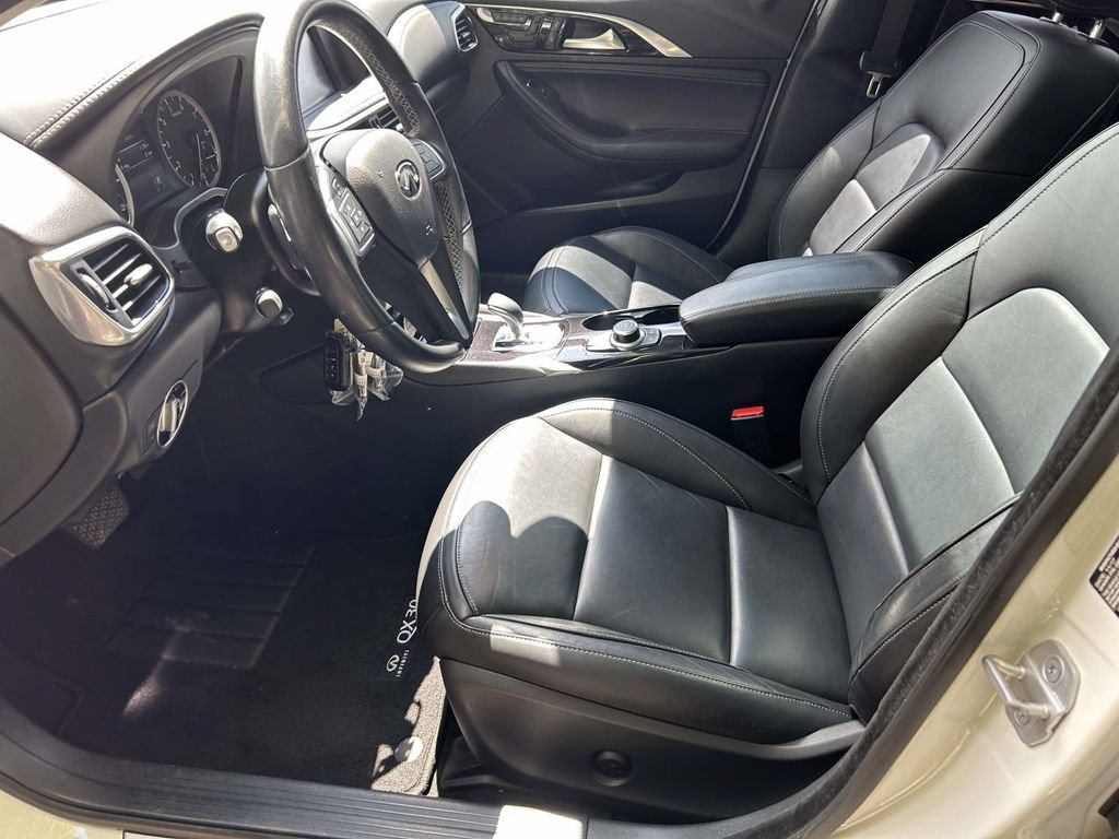 Used 2018 INFINITI QX30 Premium w/ Navigation Package FWD image 12