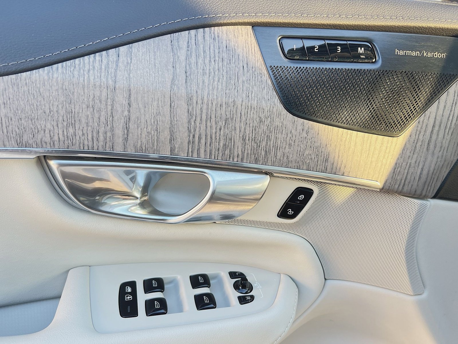 Certified 2024 Volvo XC90 B6 Ultimate w/ Protection Package Premier image 15