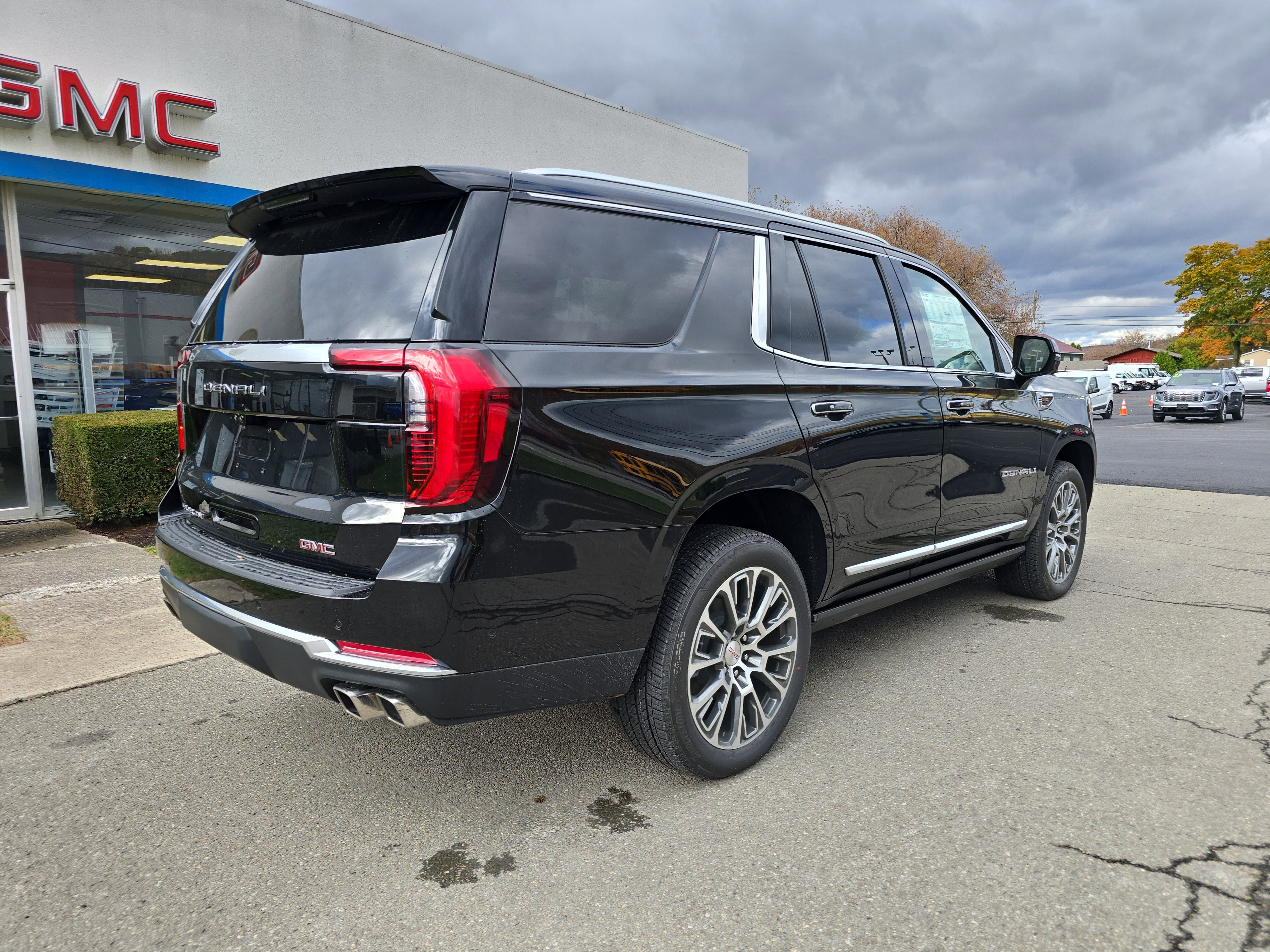 New 2026 GMC Yukon Denali w/ Denali Reserve Package image 3