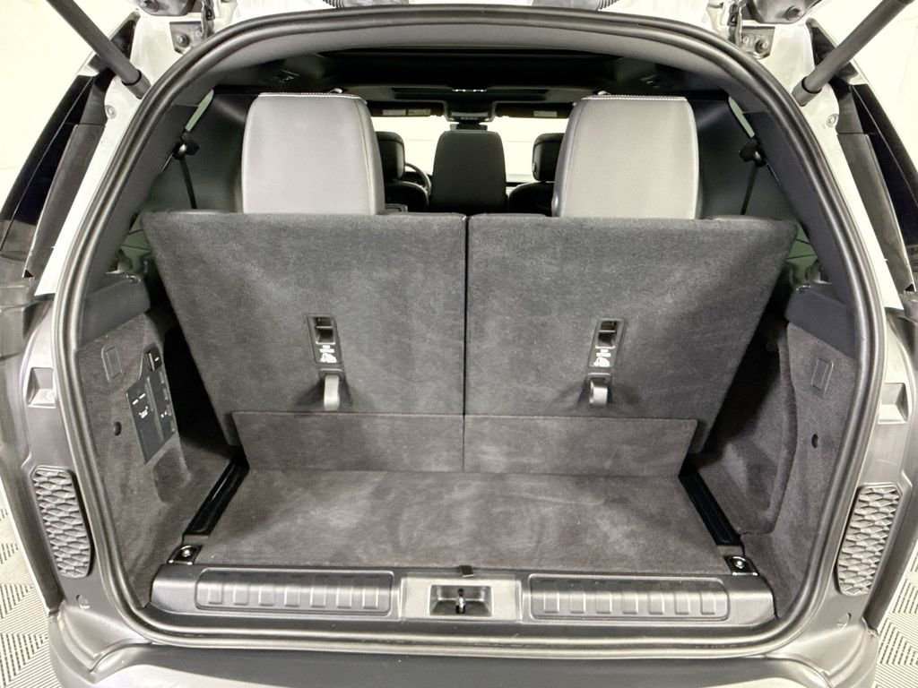 Certified 2025 Land Rover Discovery S image 27